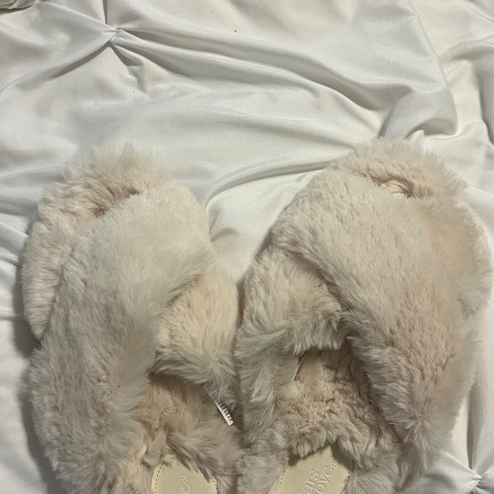 Cozy Faux Fur Slippers in Cream